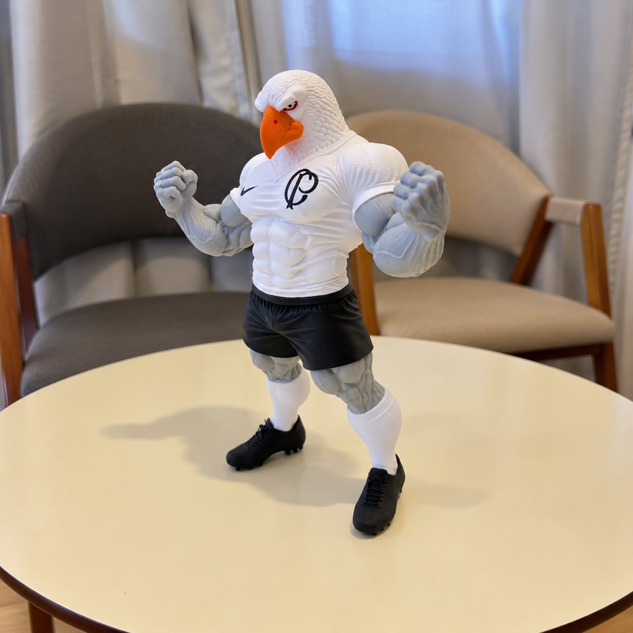 Estátua Gavião Corinthians Musculoso — foto 2